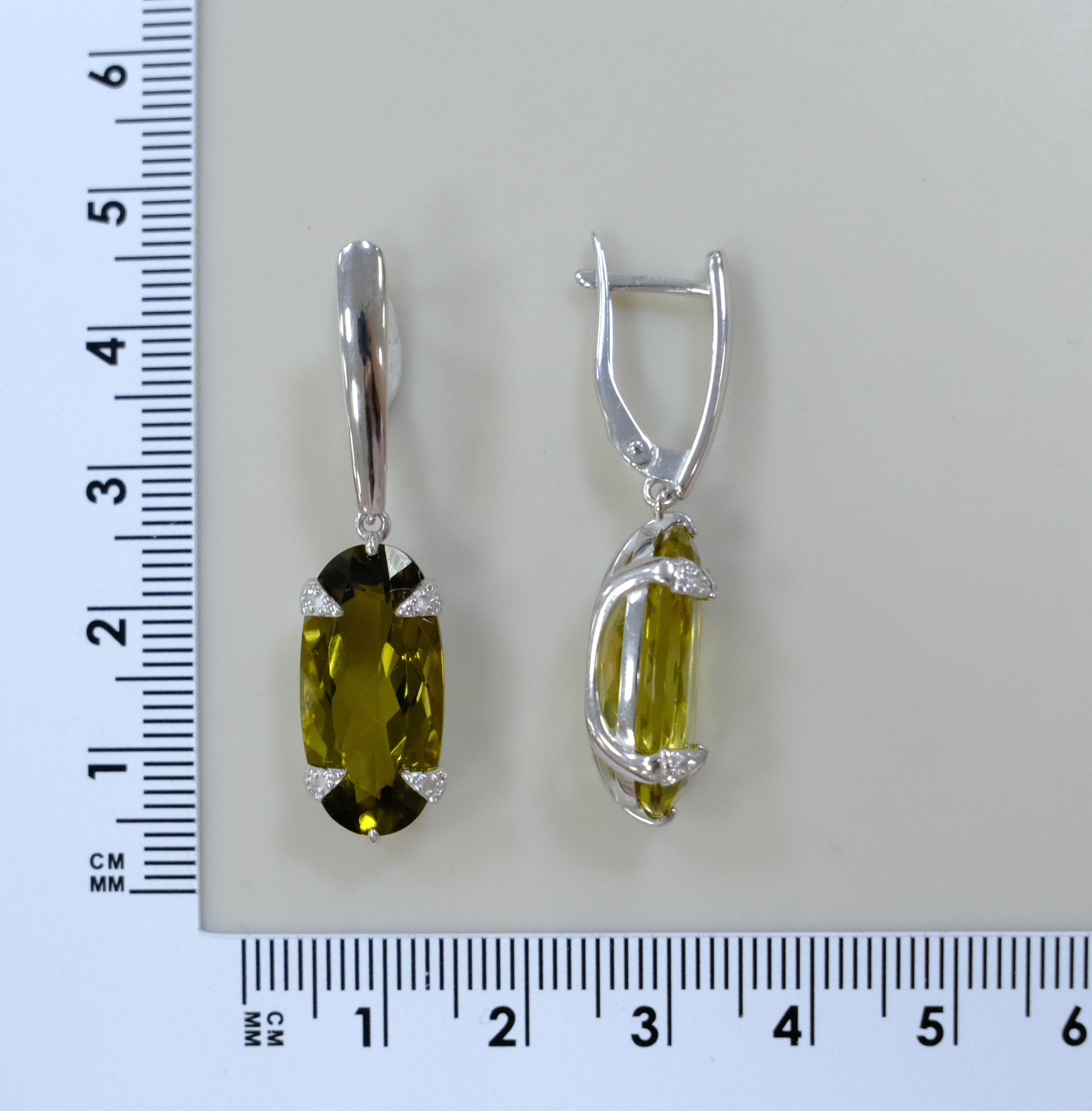 Серебряные серьги с кварцем